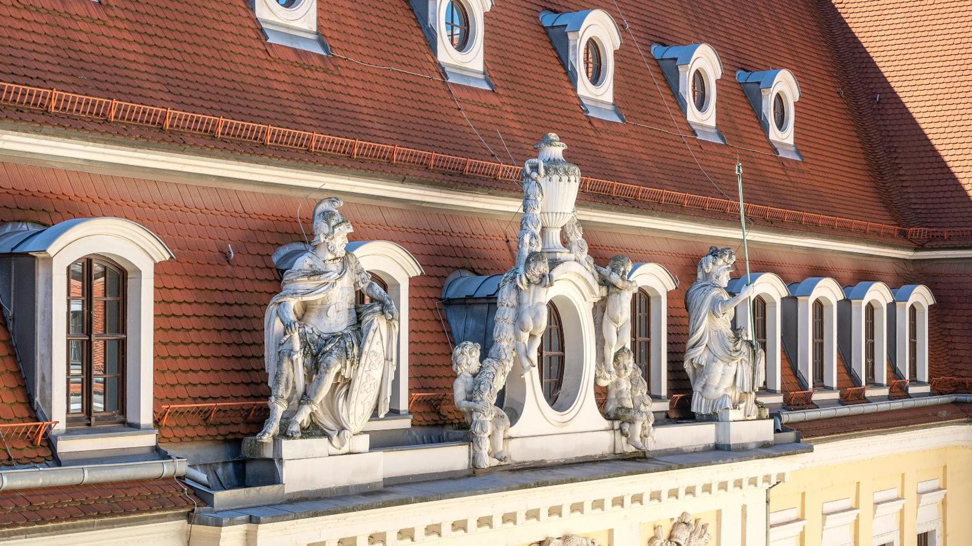 Hotel Taschenbergpalais Kempinski Dresden Exterior photo The figures of the four cardinal virtues